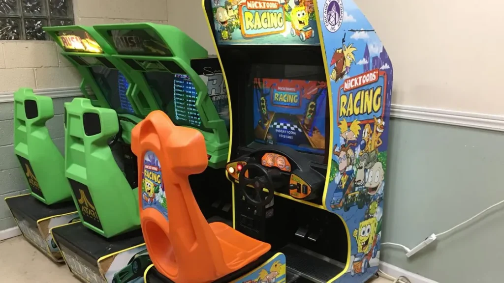 Types de machines d'arcade de course - Classification par conception d'armoire - Armoires d'arcade de course assis classiques