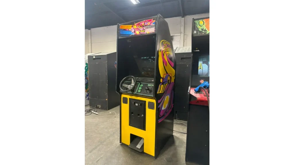 Types de machines d'arcade de course - Classification par conception d'armoire - Droit / Armoires d'arcade de course debout - Chauffeur de nuit
